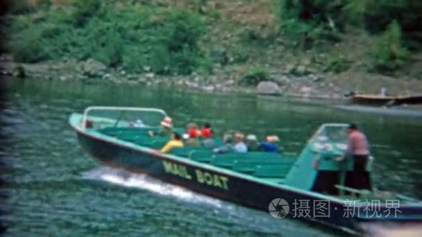小船带了河观光游客视频