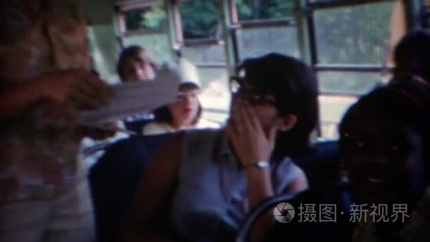 在很短的学校公车为资优学生视频