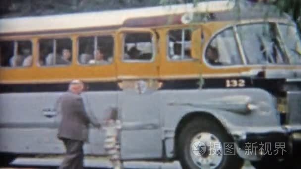 一家人进入公共汽车旅行视频
