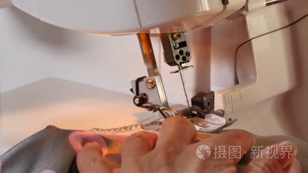 女裁缝缝制衣服与她在锁机视频