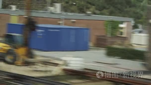 列车动车段取自离境的火车视频