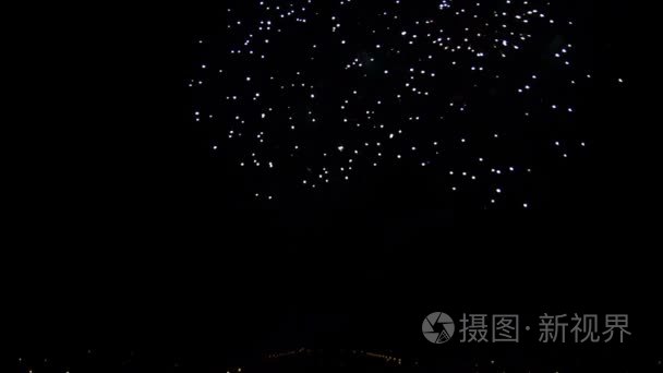 许多五彩缤纷的烟花在夜空中爆炸