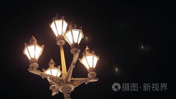 在夜晚的城市复古手电筒的视图视频