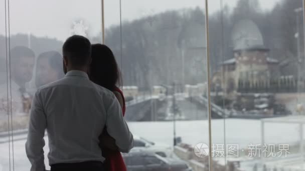年轻夫妇站在窗户附近视频