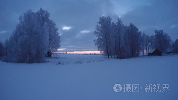 树木覆盖着白霜和木结构房屋在日出，时间推移 4 k