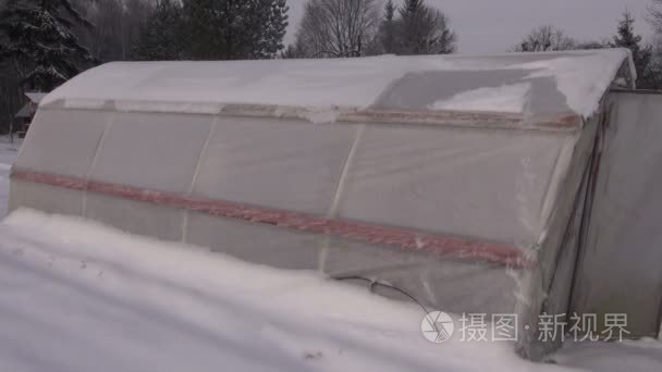 聚乙烯温室屋顶的雪堆