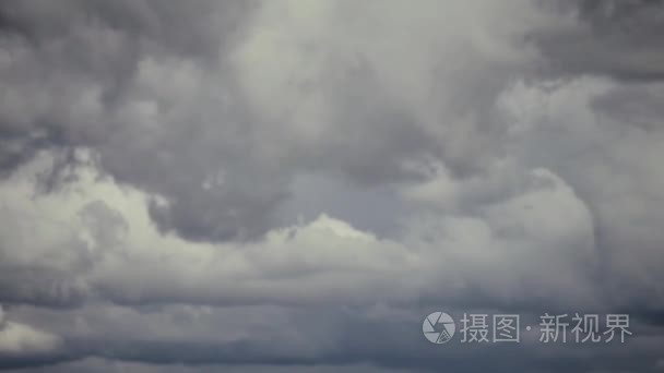 云在大雨之前的灰色天空。全景