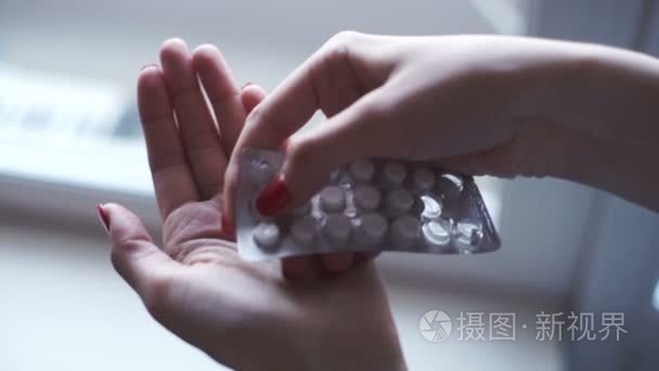 年轻女人服用药片的近视图视频