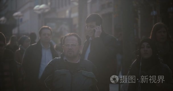 浅谈手机在热闹的街上的男人视频