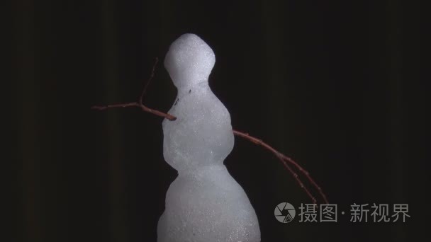 老雪人融化和瀑布