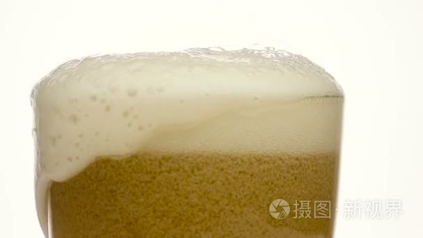 与泡沫的啤酒瓶特写视频