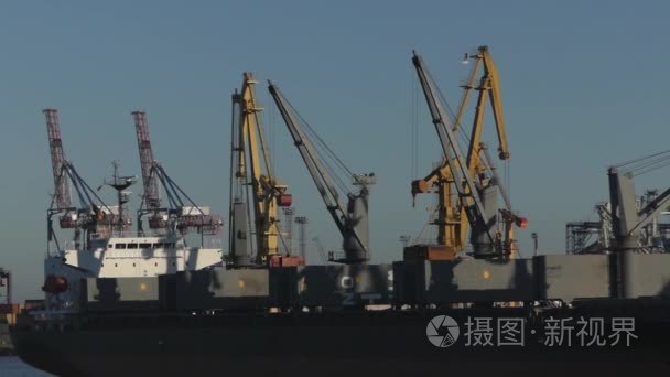 装卸货物船舶在港与大型起重机视频