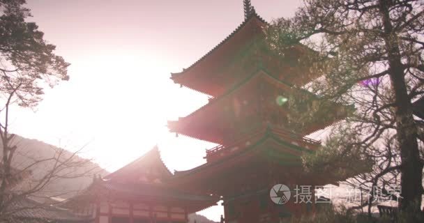 日本京都的一座大寺庙早上日出视频