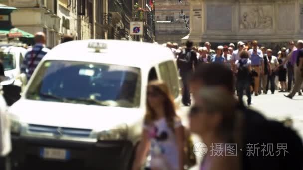 行人和一辆汽车在意大利罗马，拥挤的街道上的慢动作画面