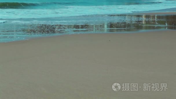 海浪拍打在热带的海滩上视频