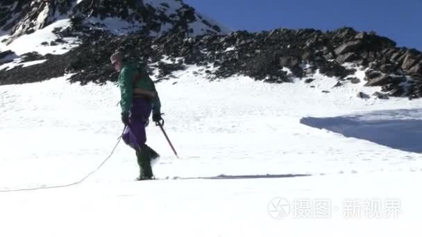 白雪皑皑的山中徒步旅行的人