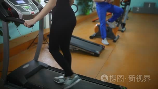 健身房女人慢跑轨道运动赃物视频