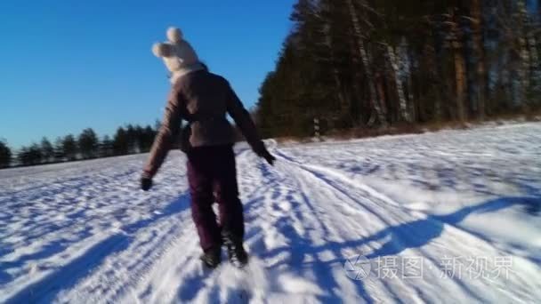 十岁的女孩在下雪的冬天路上跑视频