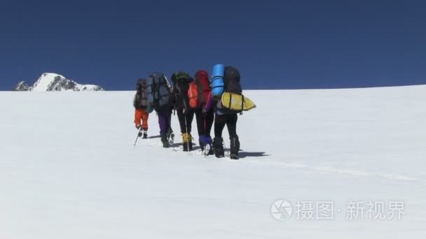 白雪皑皑的山中徒步旅行的人