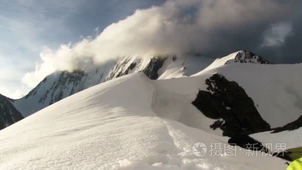 与雪的山峰山风景视频