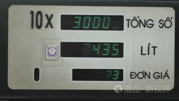 在加油站的汽油泵的数字仪表视频