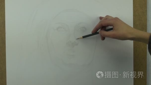 用铅笔绘制的年轻女人鼻子开始视频