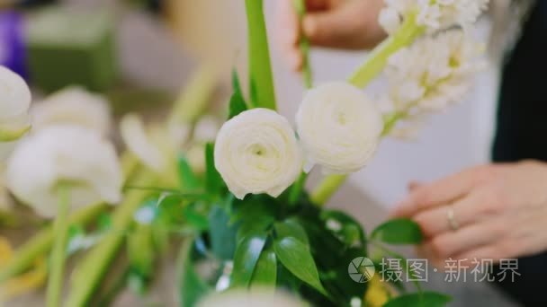 手女性花店弥补鲜花组成视频