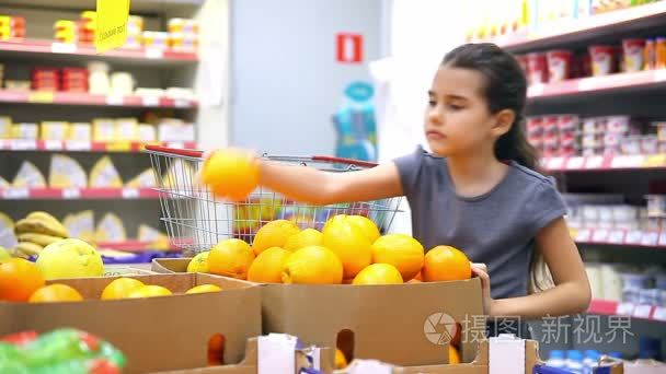 女孩在超市买水果橙色