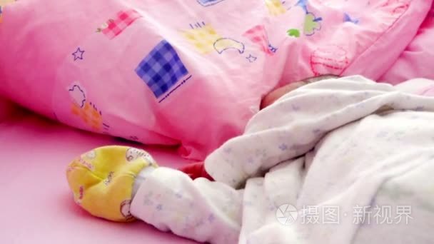周围一个熟睡的婴儿在摇篮摇篮曲相机- 00:201080pnew漂亮的女婴睡觉