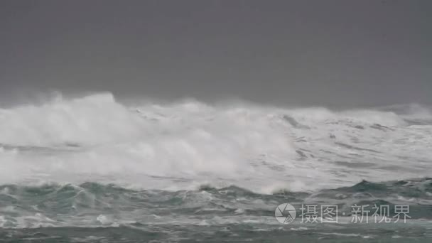 在暴风雨的海面大浪