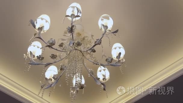 美丽的水晶枝形吊灯在天花板上视频