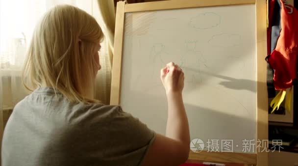 女人在标记板上绘图幸福的家庭视频
