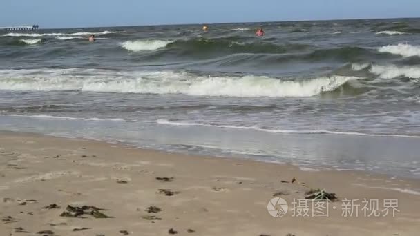 不安分的海浪和沙滩