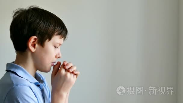 男孩少年祈祷对上帝的信仰视频