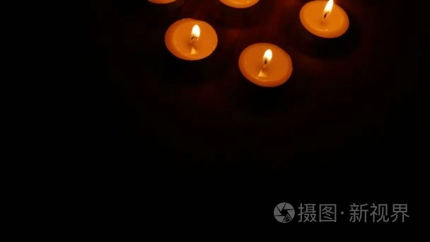 浪漫之夜烧蜡烛香味的静物火烛视频