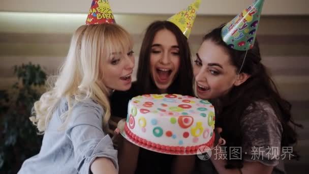 自拍照女友咬蛋糕过生日的女孩视频