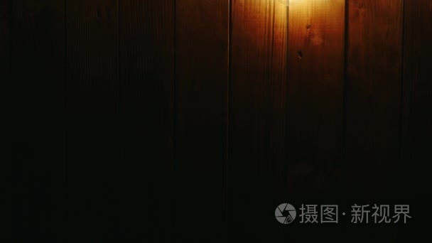 加兰的电灯泡上木制的背景视频