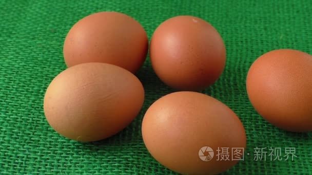 新鲜原料组鸡蛋穿上绿色的袋子视频