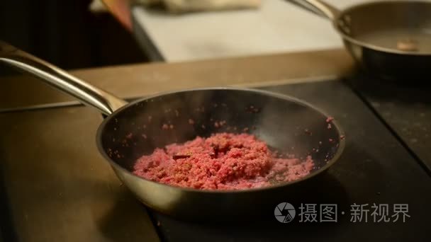 甜菜奎奴亚藜在锅中烹饪