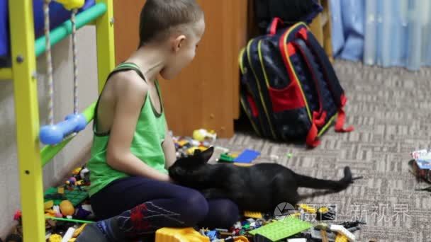 儿童男孩和黑猫玩玩具视频