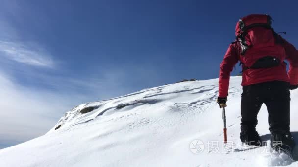 登山者攀登雪峰视频