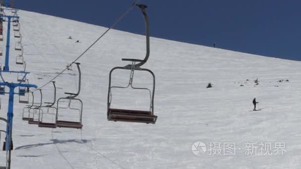 从山顶升降椅的空座位走下来视频