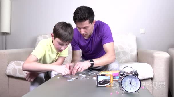 父亲和孩子做拼图游戏视频