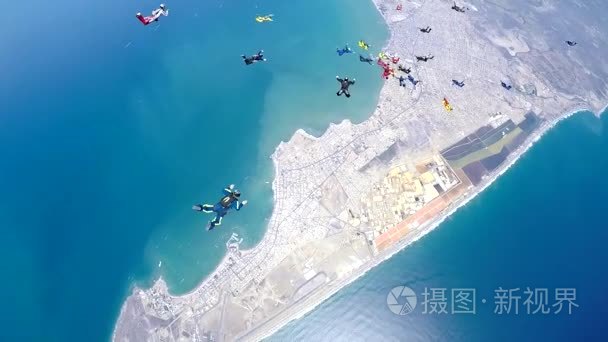 跳伞者组都徘徊在沿海城市上空的加速自由落体。