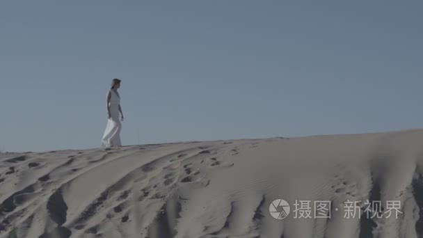 白衣女人穿衣服走在沙丘未分级视频