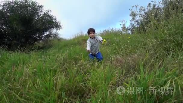 男孩在野生环境中运行视频