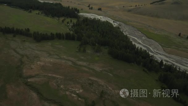 在多云的天气河飞越视频