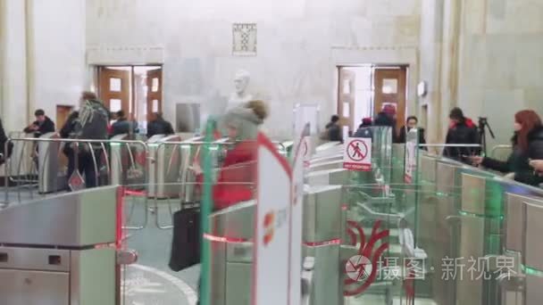 人们通过闸机地铁站俄罗斯视频