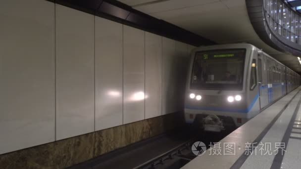 地铁列车接近莫斯科站视频