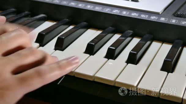 男人玩钢琴合成器手在键上运行视频